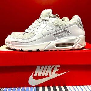 Hello. I have these barely wore white classic Nike air max.